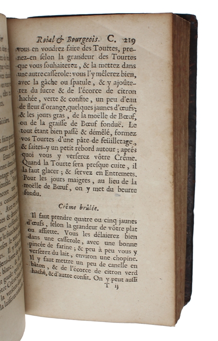 Le cuisinier roial et bourgeois, Qui apprend à ordonner toute forte de Repas, & la meilleure maniere des Ragoûts les plus à la mode & les plus exquis. Ouvrage tres-utile dans les Familles, & singulierement necessaire à tous Maîtres d'Hôtels, & Ecuîer...