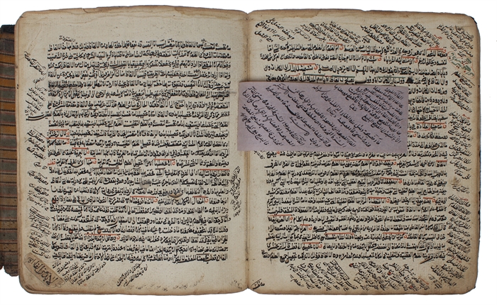 Arabic manuscript on cream paper, containing:

[Dāʼūd al-Ashkashī :] supercommentary Ḥāshiyah ʻalá Sharḥ al-Marāḥ on Aḥmad Dīkqūz’s (15th c.) commentary on Aḥmad ibn Masʻūd’s (13th c.) grammatical treatise Marāḥ al-arwāḥ, on Arabic morphology.
+ 
[Ḥu...