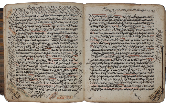 Arabic manuscript on cream paper, containing:

[Dāʼūd al-Ashkashī :] supercommentary Ḥāshiyah ʻalá Sharḥ al-Marāḥ on Aḥmad Dīkqūz’s (15th c.) commentary on Aḥmad ibn Masʻūd’s (13th c.) grammatical treatise Marāḥ al-arwāḥ, on Arabic morphology.
+ 
[Ḥu...