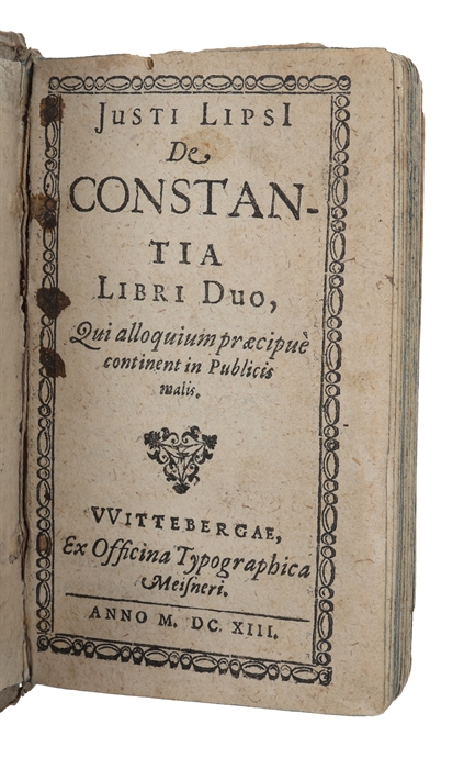 De constantia libri duo, qui alloquium praecipue continent in Publicis malis (+) Periculum epistolicum non tàm correctiùs reductum quàm selectioribus quibusdam adauctum.