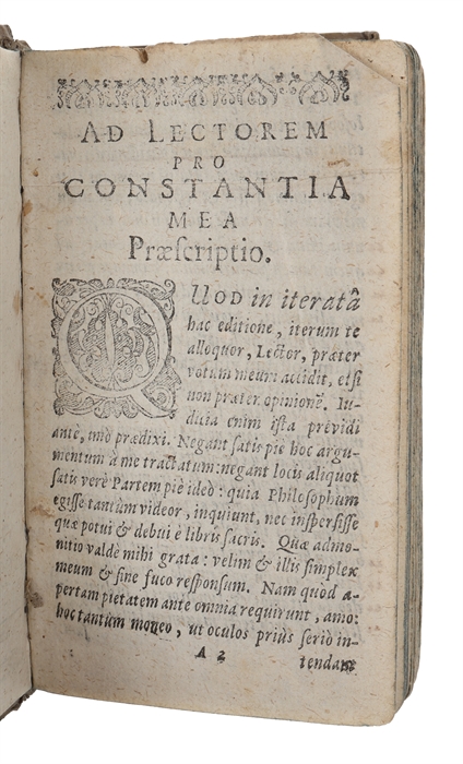 De constantia libri duo, qui alloquium praecipue continent in Publicis malis (+) Periculum epistolicum non tàm correctiùs reductum quàm selectioribus quibusdam adauctum.